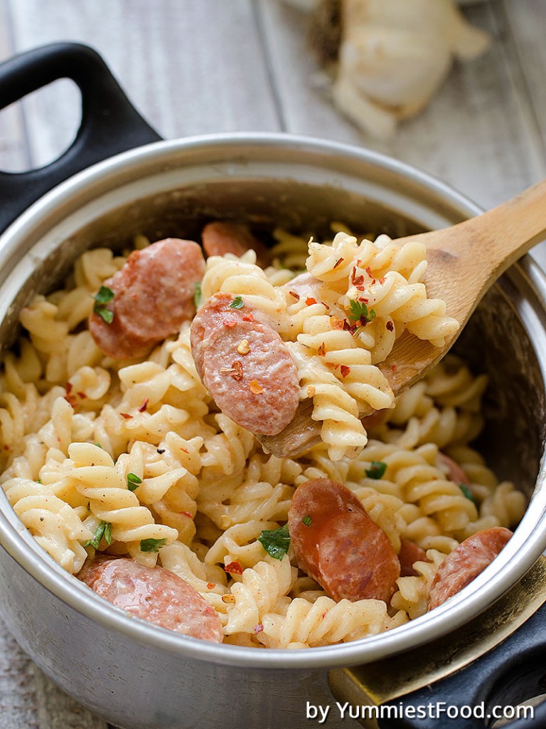 Rotini Pasta With Sausages and Garlic Sauce