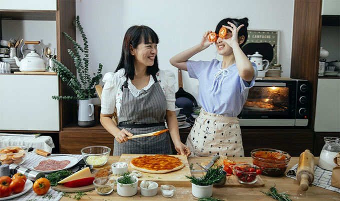 kitchen - making pizza